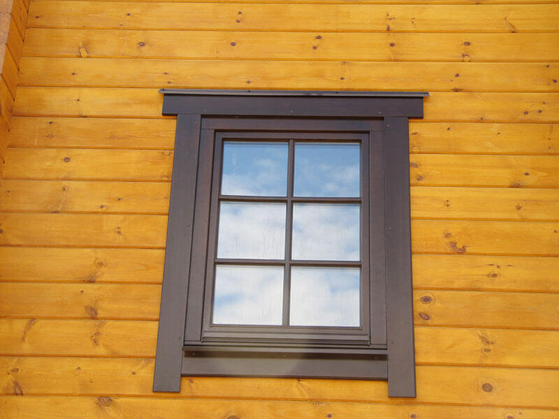обналичка пластиковых окон в деревянном доме снаружи