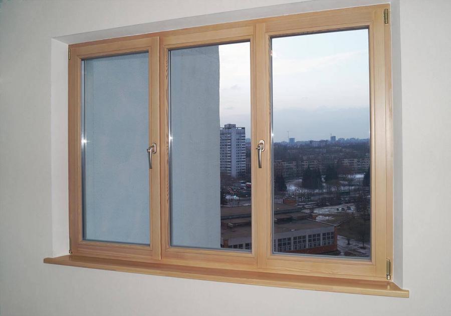 Деревянные трехстворчатые поворотно-откидные окна и подоконники в квартире на пр Независимости 2