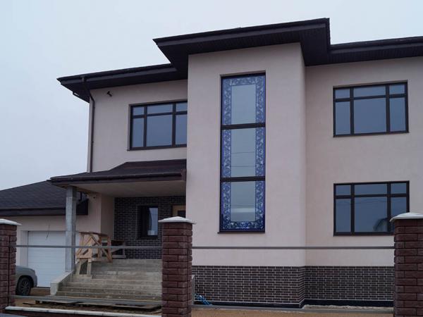 Остекление частного жилого дома деревянными окнами с витражем