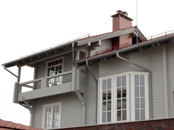 Дом из бруса с деревянными окнами