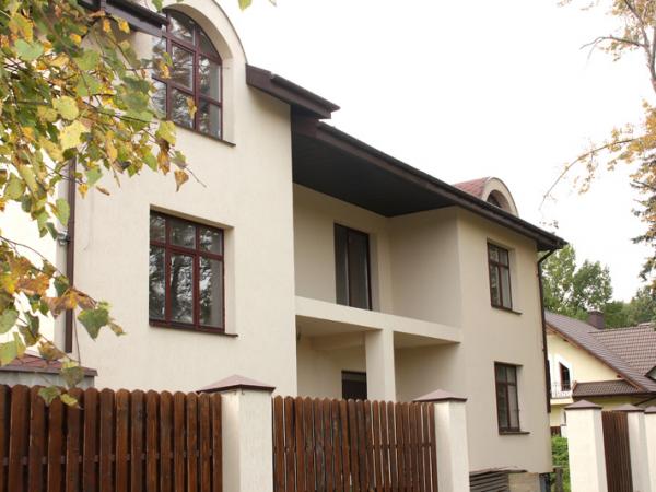 Stylish cottage with arched wooden windows and glazing 7