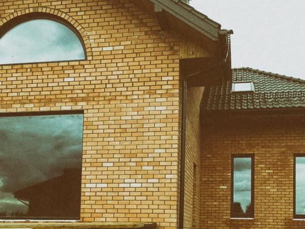 Арочные окна в кирпичном доме в Зацени
