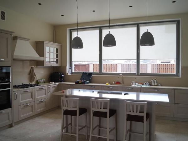 деревянные окна в кухне