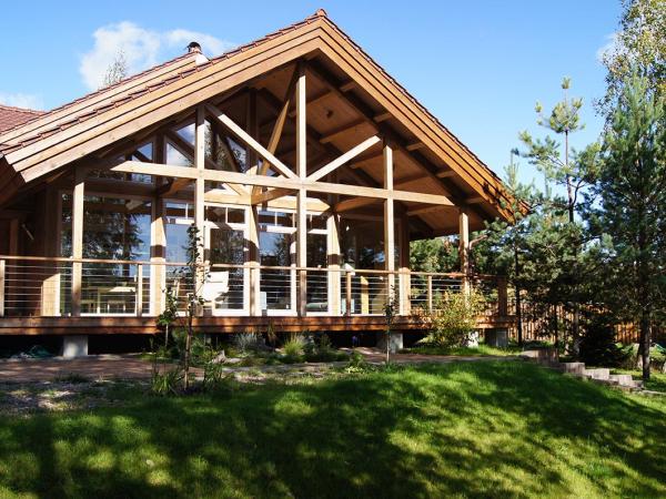 Дом под Минском с красивыми панорамными окнами и патио