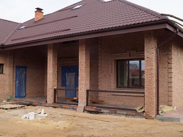 Дом из кирпича с большими французскими окнами 1