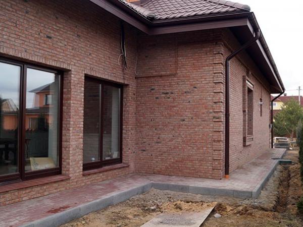 Дом из кирпича с большими французскими окнами 3