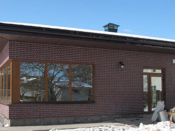  glazed-entrance-and-angular-wooden-windows-3