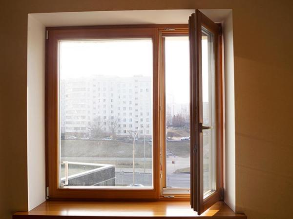 Окна из дерева в квартире на Машерова