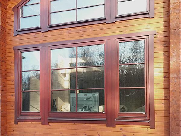  okna-iz-dereva-s-raskladkoi-v-kotedze-1