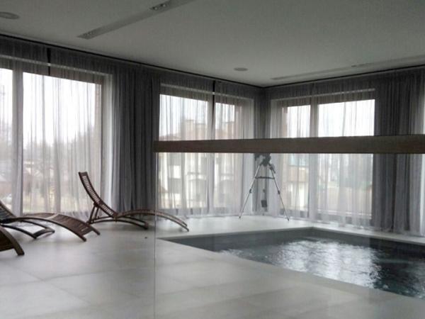 деревянные окна в бассеине