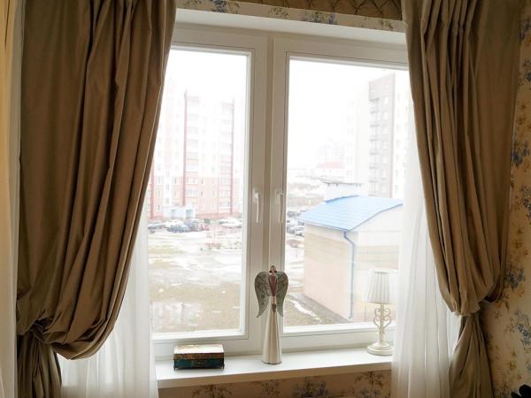 Окно из дерева в интерьере