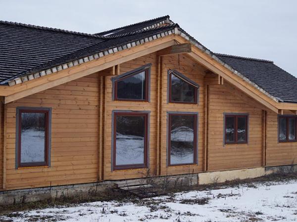 Остекление дома из профилированного бруса панорамными окнами из дерева 1
