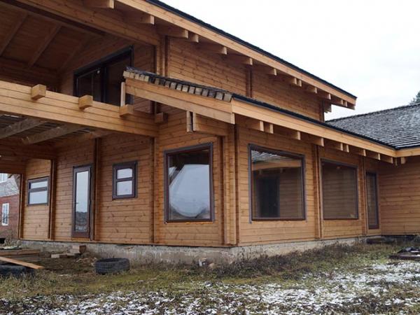 Остекление дома из профилированного бруса панорамными окнами из дерева 3