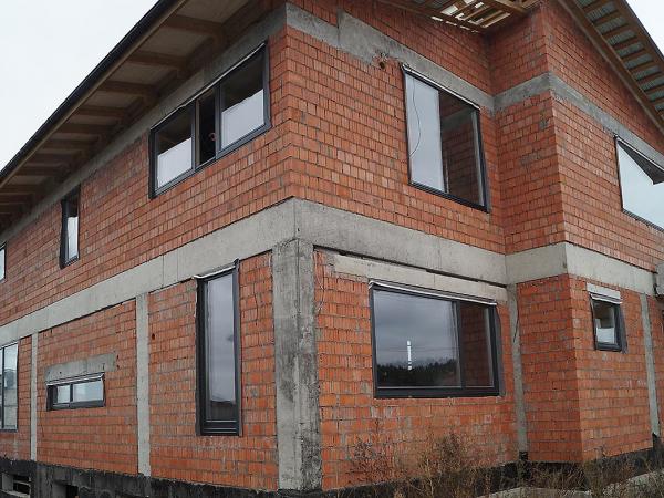 Деревянные окна в кирпичной кладке 1