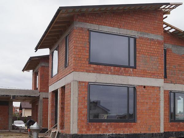 Деревянные окна в кирпичной кладке