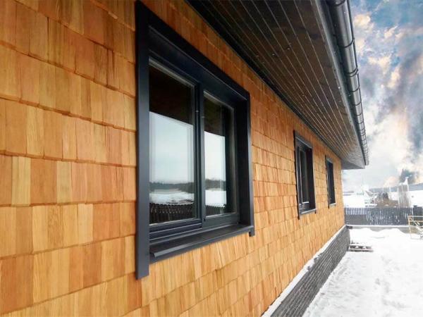 графитовые окна в кирпичной кладке