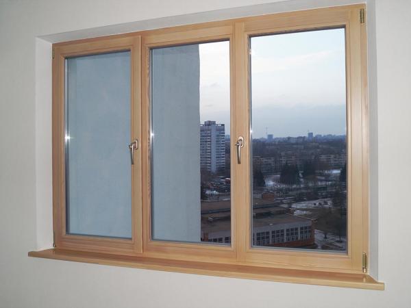 Деревянные трехстворчатые поворотно-откидные окна и подоконники в квартире на пр Независимости 2