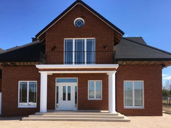 фасад дома сс белыми окнами