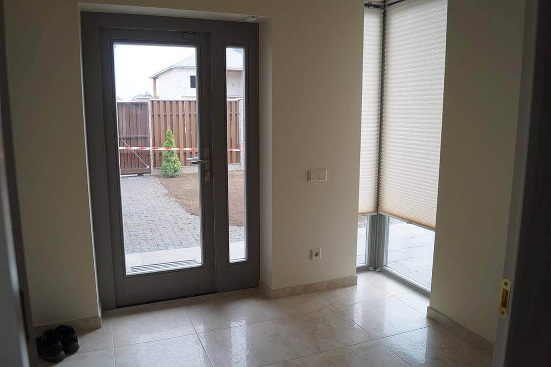 входная дверь в оконном профиле из дерева.jpg